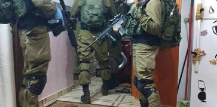 The occupation soldiers continue to arrest the Palestinians with muzzles