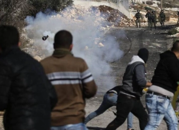Suffocation suffocation in the Kafr Kaddoum weekly march