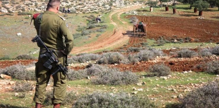 Occupation seizes a plot of land in Qalqilya for military purposes