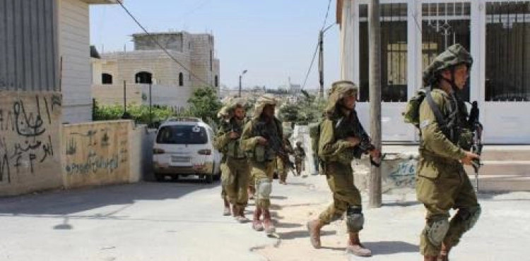 The occupation forces arrested 3 citizens from Beit Awa southwest of Hebron