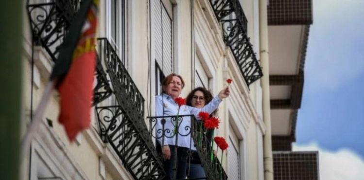 The Portuguese celebrate the anniversary of the carnation revolution from their balcony