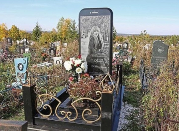 Russian woman  &quot;buried&quot; on iphone phone