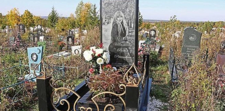 Russian woman  &quot;buried&quot; on iphone phone