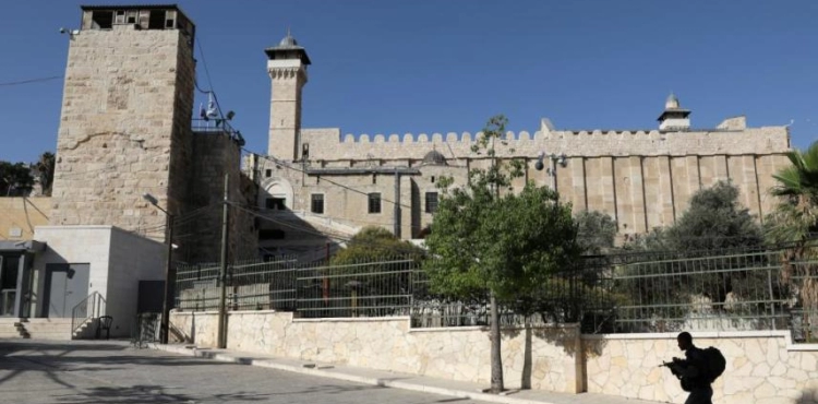 Al-Awqaf: The occupation prohibits the call to prayer 56 times in the Ibrahimi Mosque in April