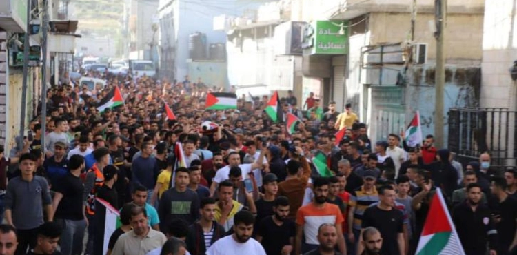 Hundreds mourn the body of the child martyr Qaisiya in Al-Fawwar camp
