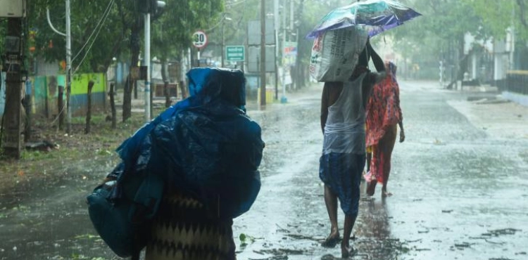The devastating cyclone Amban hit hard India and Bangladesh
