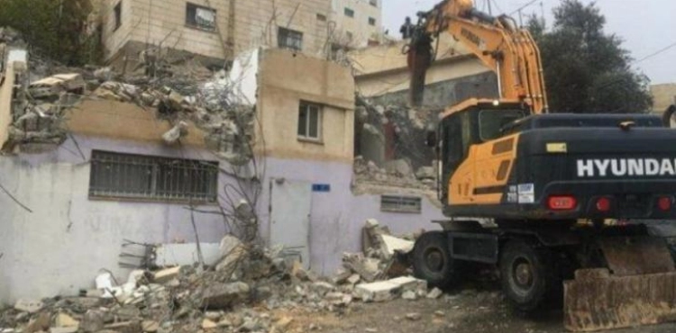 The occupation demolishes a house in Silwan, south of occupied Jerusalem