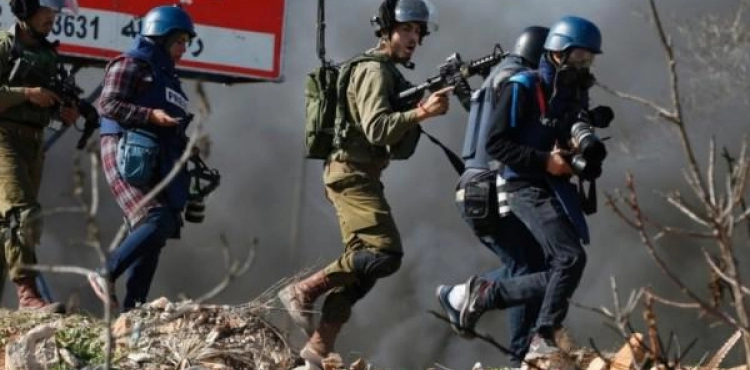 Ministry of Information: 76 occupation violations against Palestinian journalists during the past three months