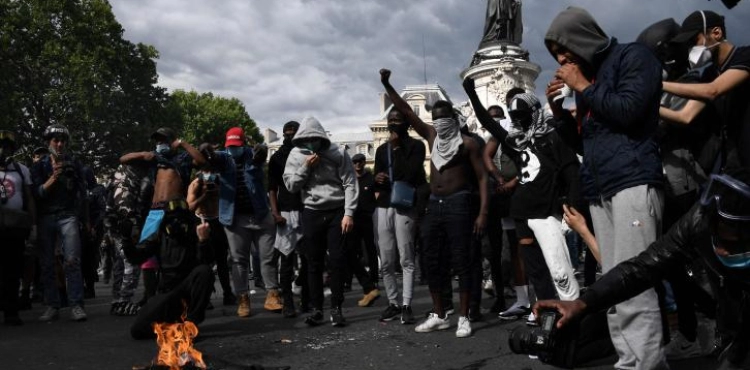 Thousands protest against police violence in Paris
