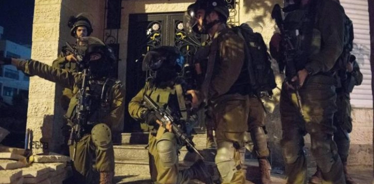 The occupation forces arrested at least seven citizens of the West Bank, including two brothers