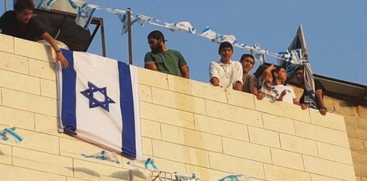 The settlers storm a house in the old city of Hebron