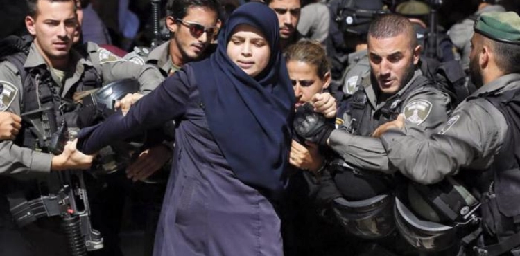 The occupation forces arrest a guard and 5 Jerusalemites after beating them in &quot;Al-Aqsa&quot;