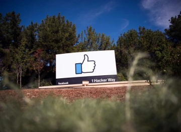 Facebook bans more hate ads and posts posters for politicians