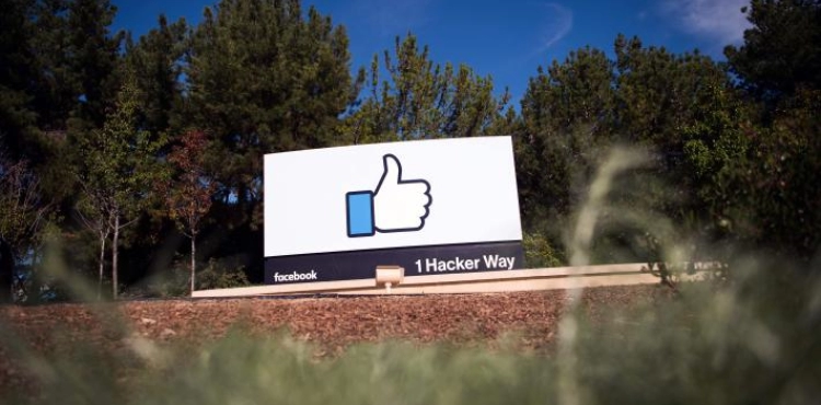 Facebook bans more hate ads and posts posters for politicians