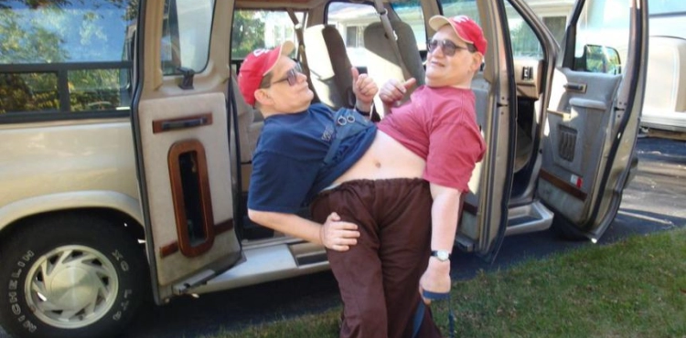 The world&acute;s largest conjoined twin dies at the age of 68