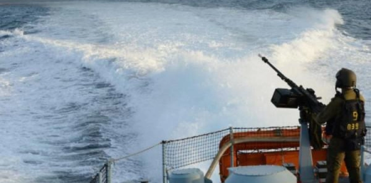 The occupation arrests fishermen off the coast of Gaza
