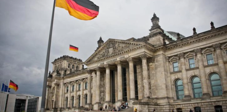 Find a mass grave containing the well-being of 800 German soldiers killed in Russia