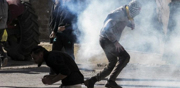 Dozens of citizens suffocated during clashes in Qalqilya and the closure of the town of Azzun