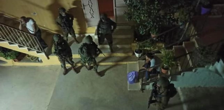 Occupation arrests 13 citizens in the West Bank
