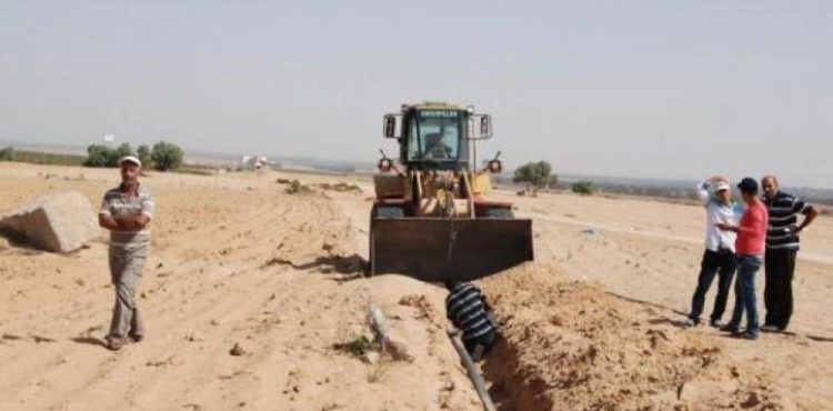 The occupation forces hinder the work to extend the water line east of Tubas