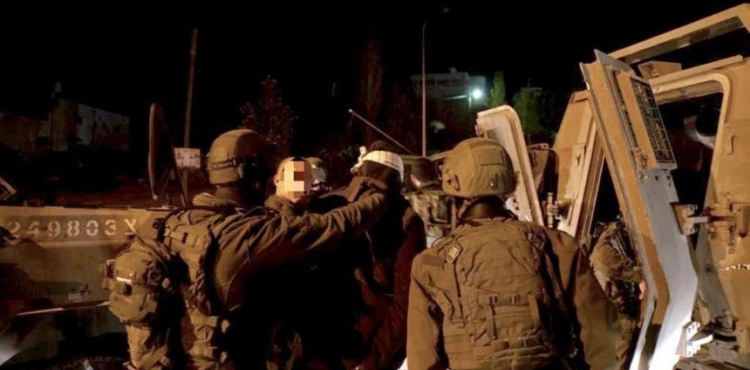 Occupation arrests citizens in Hebron
