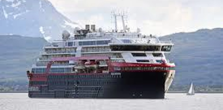 Rescue of a German passenger ship, after stranding in Bremen port, with 170 passengers on board