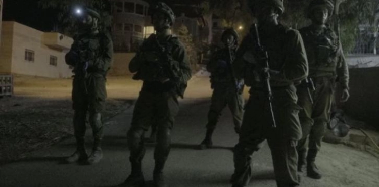 The occupation arrests 8 citizens, including the brother of the martyr Ashraf Al-Halasa