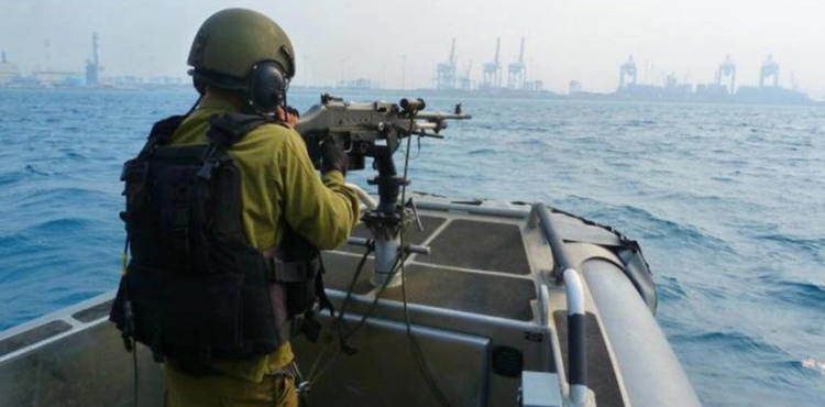 The occupation navy attacks fishermen boats in Gaza