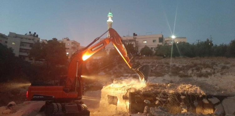 The occupation begins to demolish a house in the Ain al-Louza neighborhood in Silwan