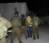 The occupation arrests 12 citizens in the West Bank