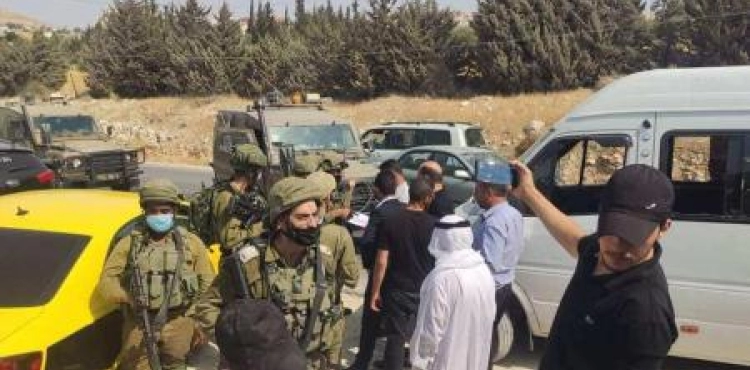 Bethlehem: The occupation forces and settlers attack two civilians during a stand against the razing operations