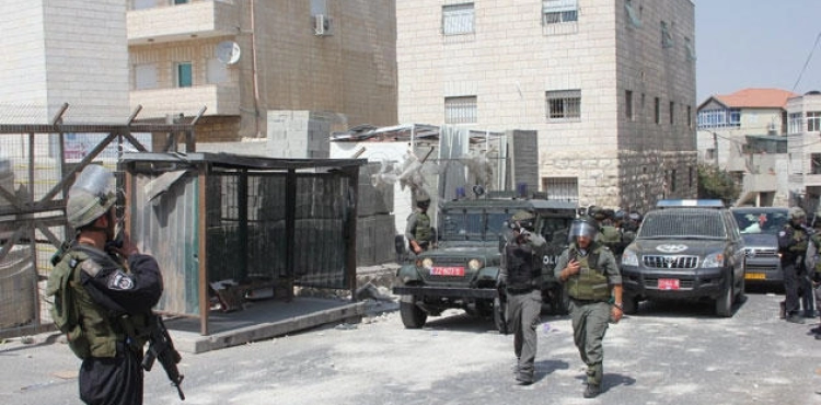 The occupation arrests a young man and summons an activist for investigation from Al-Issawiya