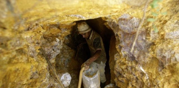 Indonesians risk their lives to find a few grams of gold