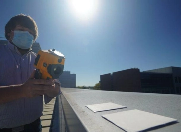 Coating material to cool down surfaces in direct sunlight