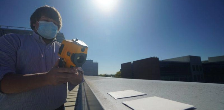 Coating material to cool down surfaces in direct sunlight