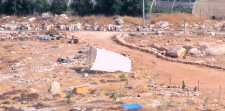 Settlers erect tents to establish an outpost on Tuqu &acute;lands