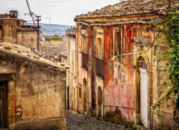 An Italian town sells its abandoned homes by auction starting at just â‚¬ 1