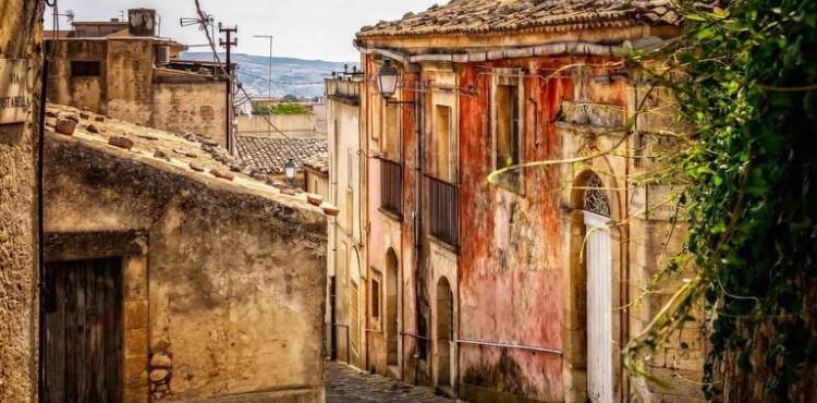 An Italian town sells its abandoned homes by auction starting at just â‚¬ 1