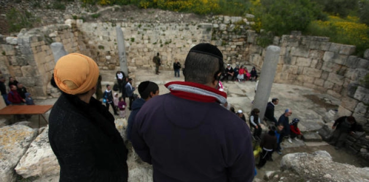 Settlers storm the archaeological site in Sebastia