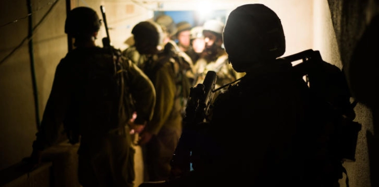 Israeli forces arrest 13 Palestinians from the West Bank and Jerusalem