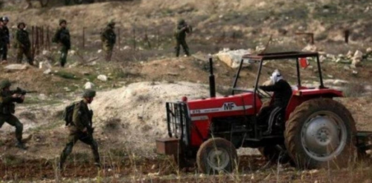 The occupation expels a farmer from his land and seizes a tractor in Tuqu &acute;