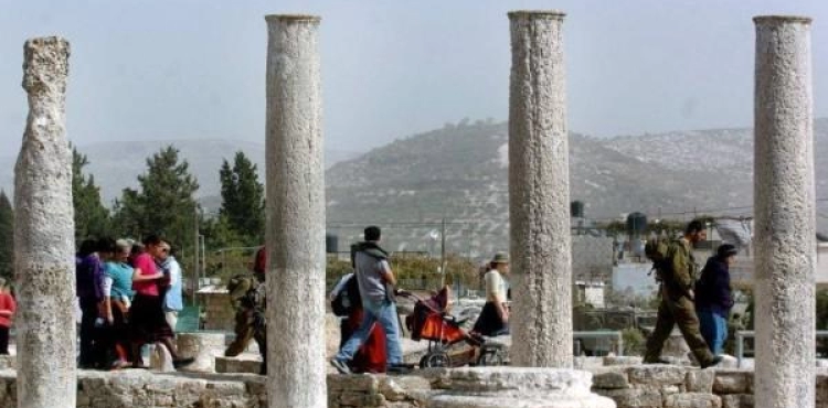 Settlers storm the archaeological site in Sebastia