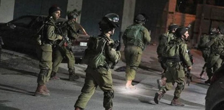 Occupation arrests 10 Palestinians