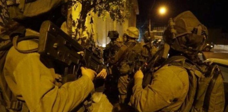 Raiding the homes of prisoners in Nablus