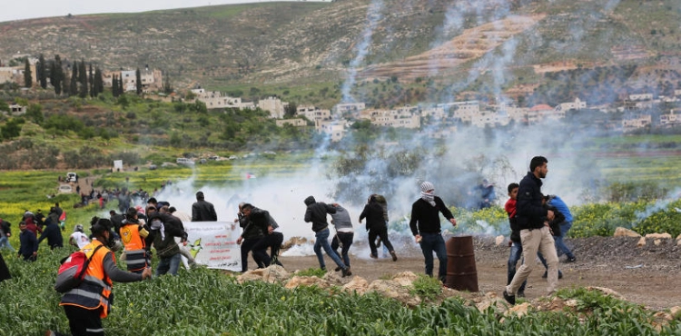 The occupation suppresses a march and settlers shoot at journalists in Mughayir, northeast of Ramallah