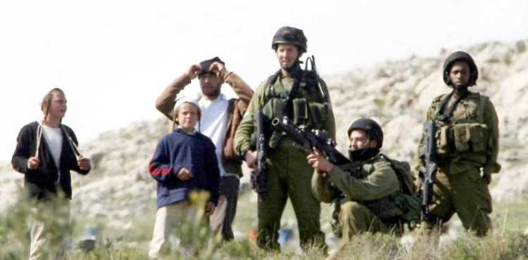 Settlers throw stones at citizens&acute; vehicles south of Nablus
