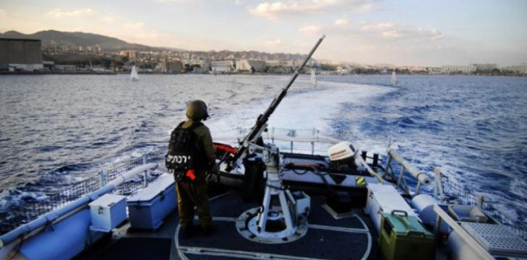 The occupation arrests fishermen off the coast of Gaza