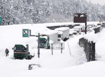 A father and daughter die in heavy snow in northern Japan