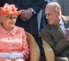 The Queen of Britain and her husband receive the Corona vaccine