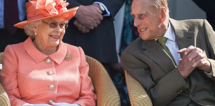 The Queen of Britain and her husband receive the Corona vaccine